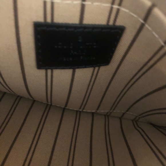 Louis Vuitton - Picture 13 of 16